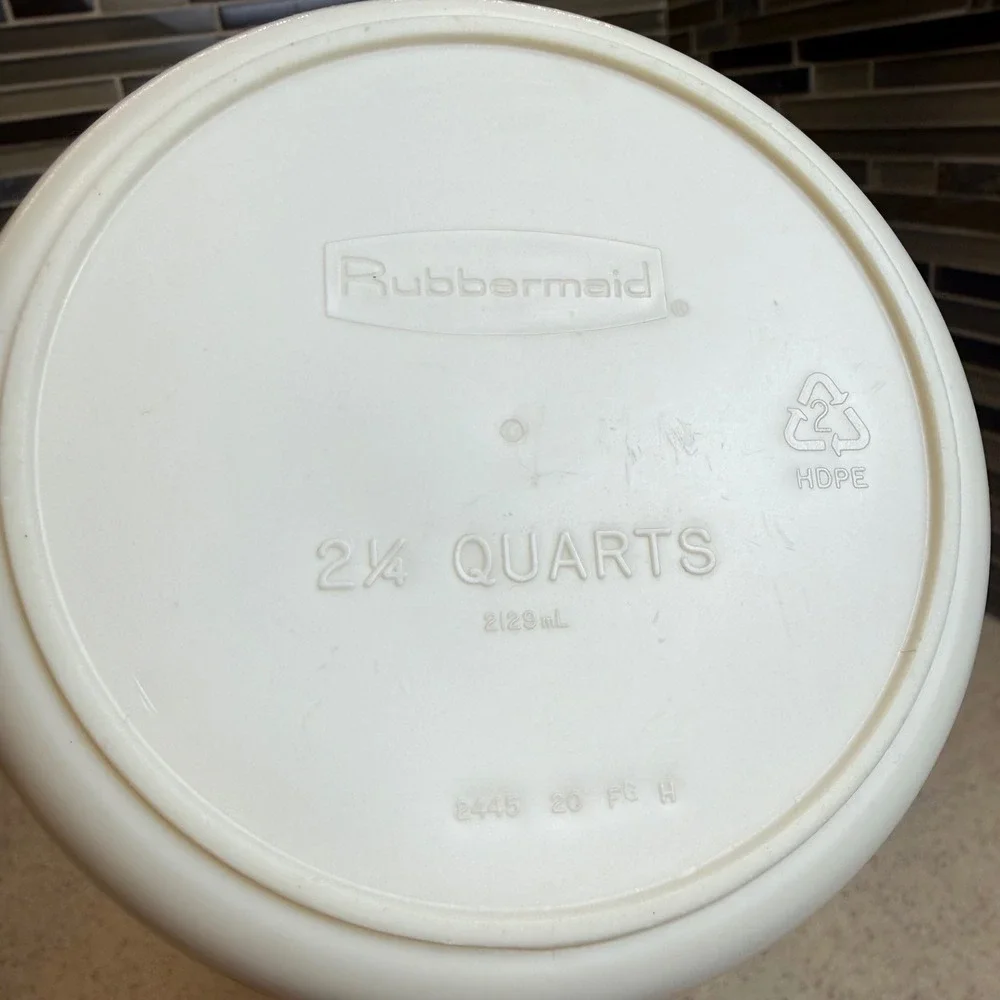 Vintage Rubbermaid 2.25 Quart Pitcher Almond Off White #2445 w/ 3 Position Lid